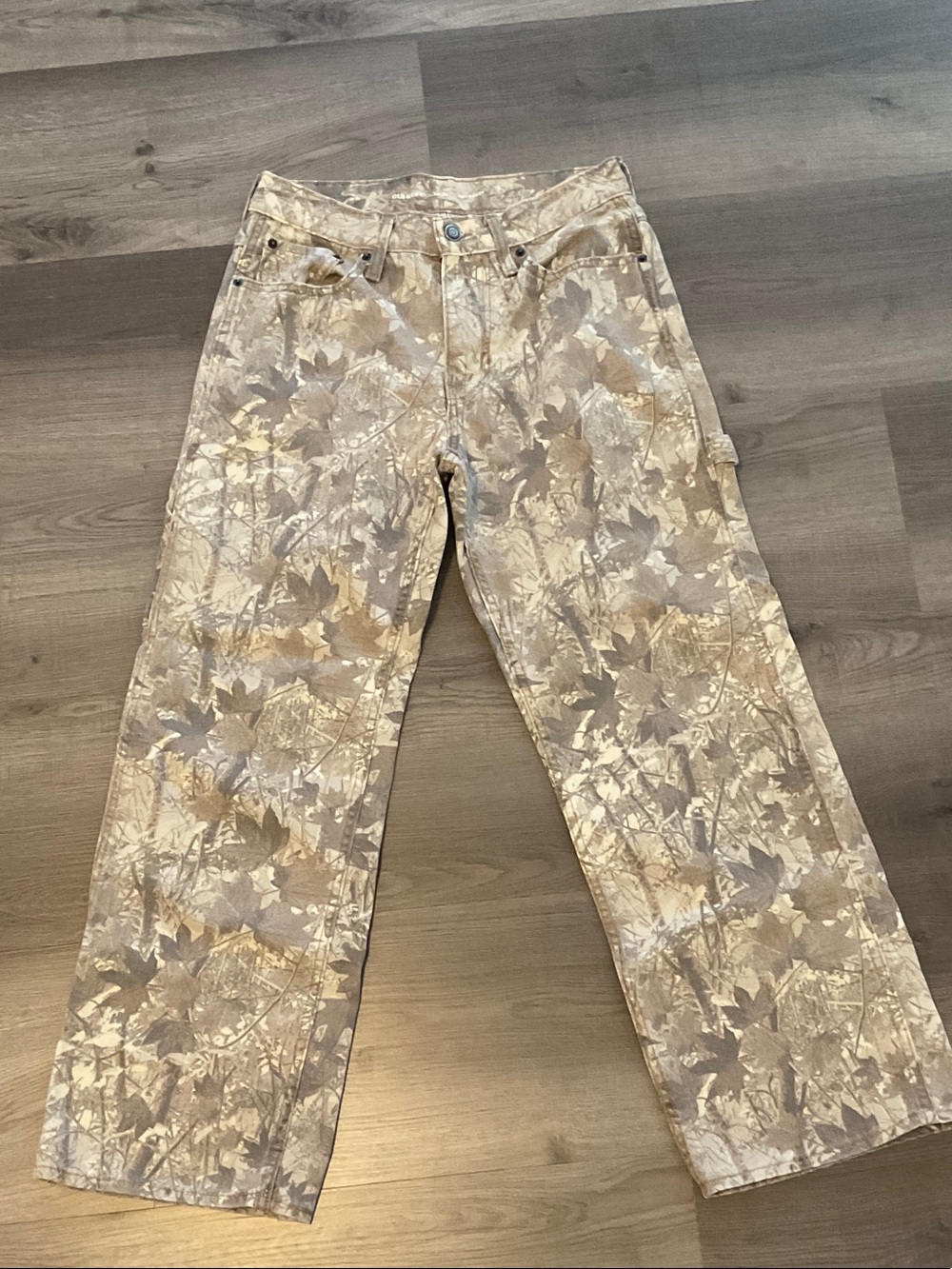 Old Navy Beige and Gray Leaf Print 90’s Baggy Jeans